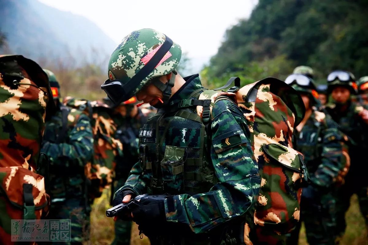 武装奔袭前,特战队员整装待发,调整状态