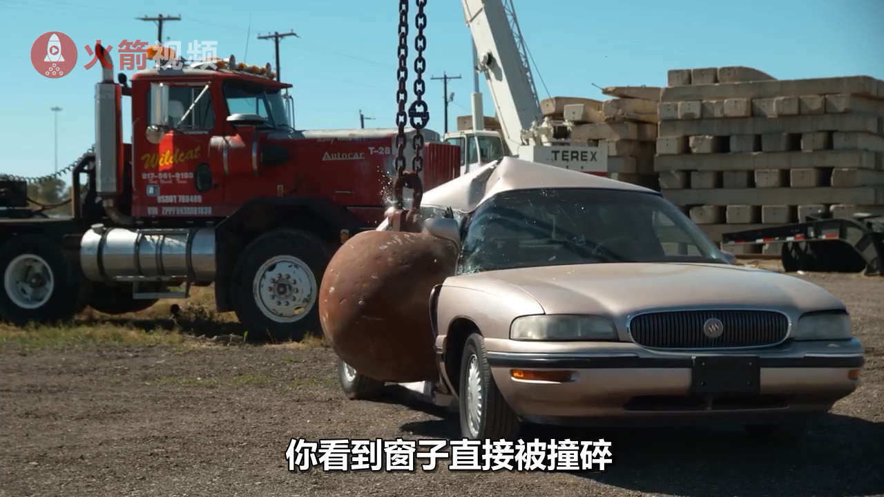 【记录汽车被4吨铁球砸坏的慢镜头】小哥用4吨重的铁球砸坏了4辆车,用