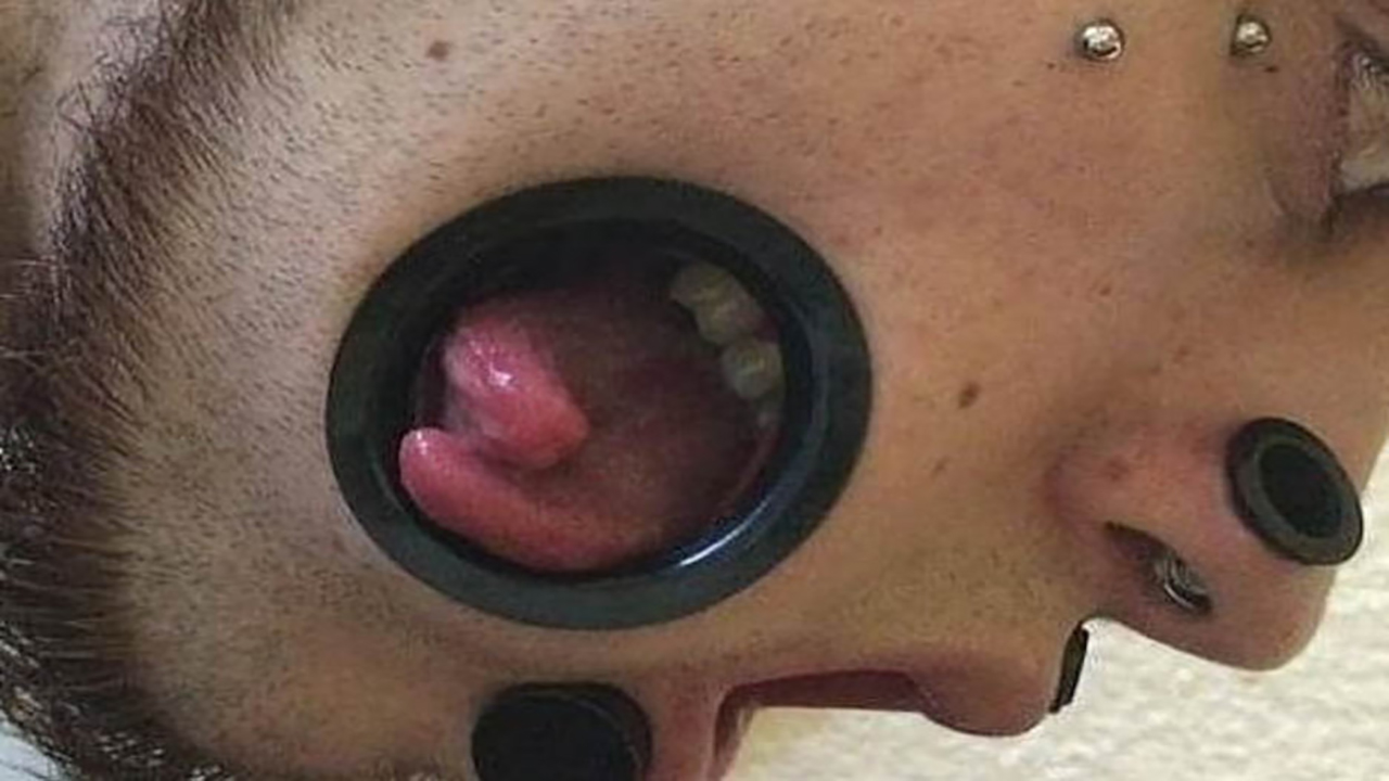 男子脸上挖了20个洞,舌头能够从洞里伸出来!