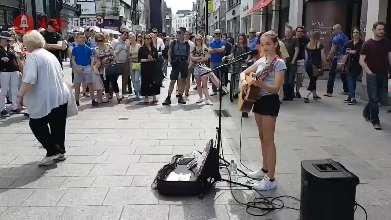 allie sherlock爱尔兰12岁街头表演家,演唱黄老板的.