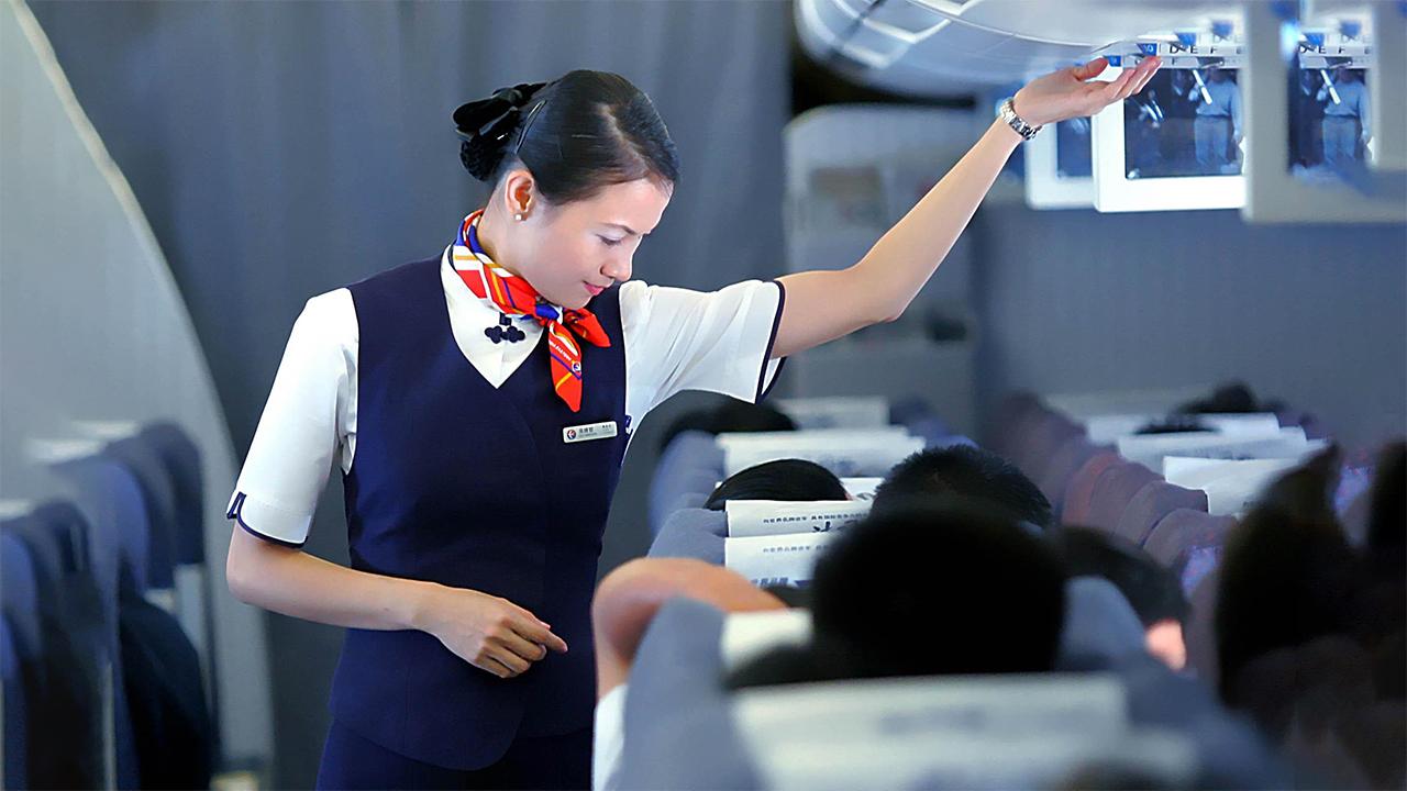 为什么说在飞机上给空姐小费,会有意想不到的惊喜?