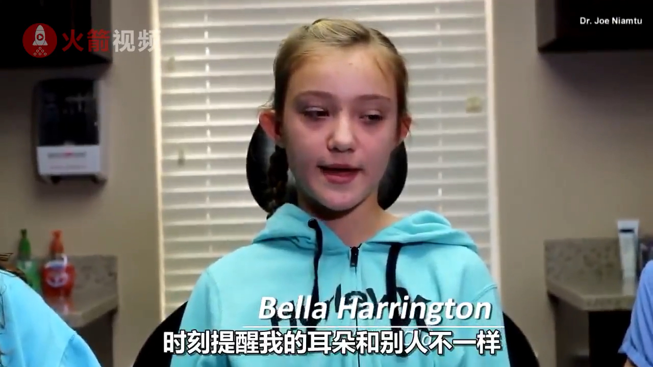 11岁美国女孩贝拉天生拥有一对精灵耳朵,却被她同学排挤,最终通过整形
