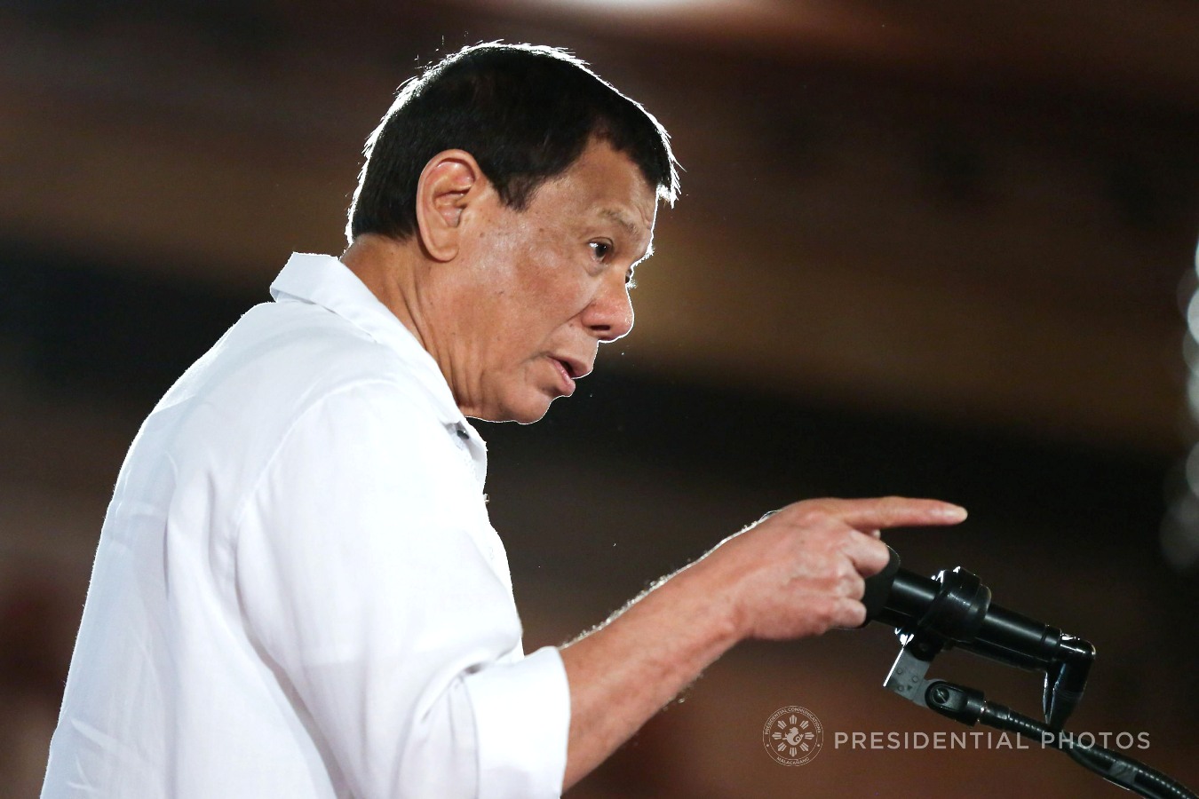 杜特尔特发争议表态:毒贩都不骚扰"美丽女性"了