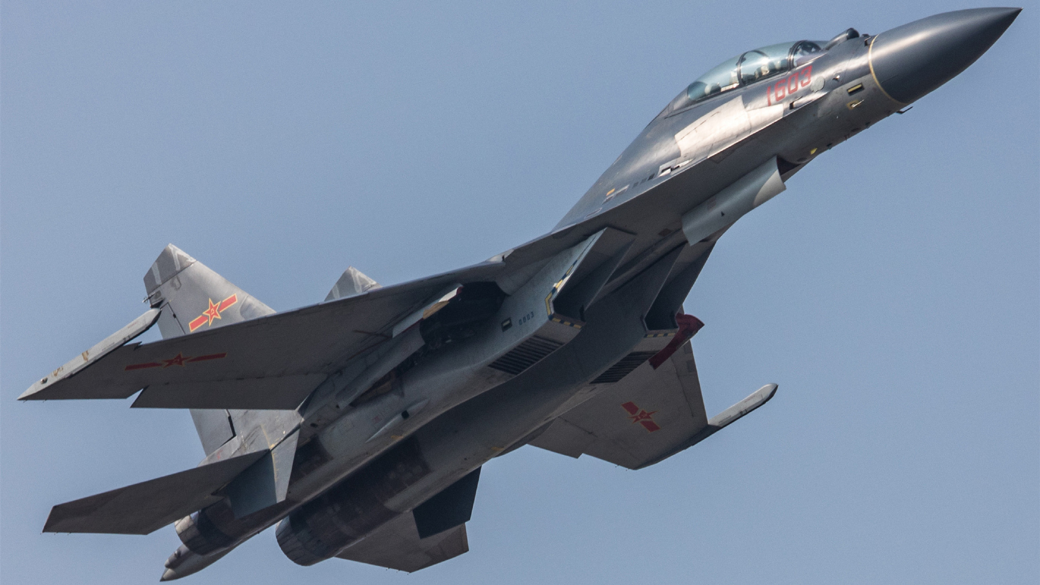 空军罕见公开歼16已批量装备机身细节清晰可见