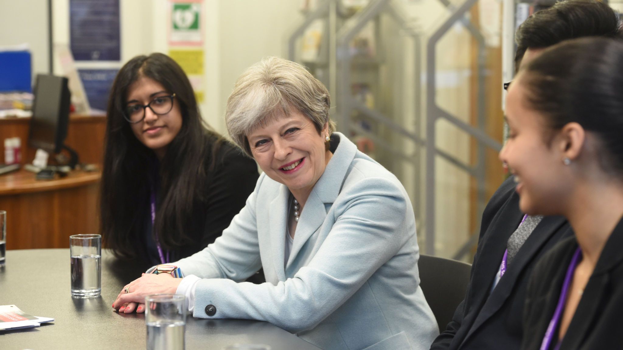 特蕾莎·梅谈教育:大学因对任何背景的人开放