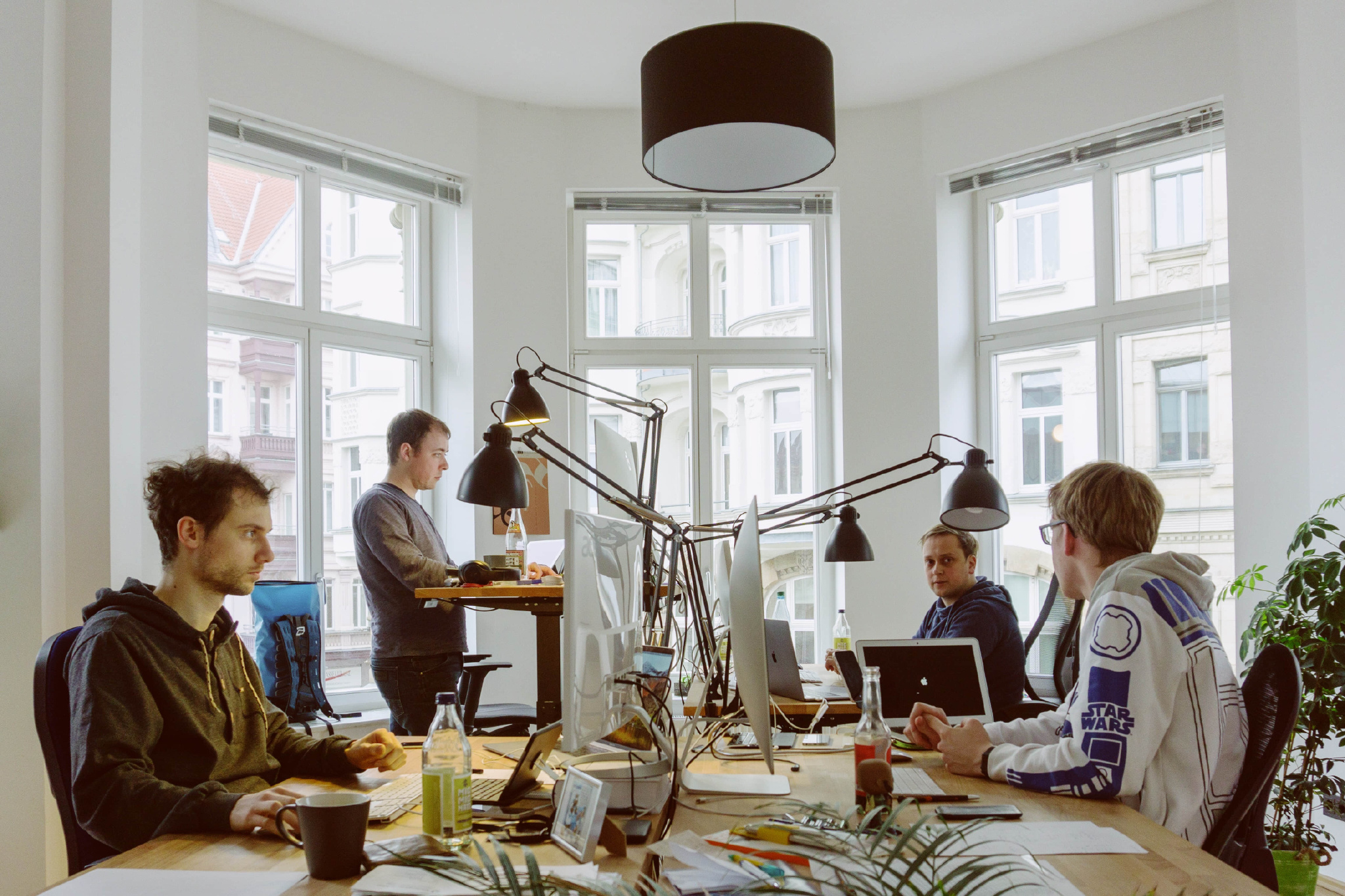 各个办公室按照职能划分:开发,设计和公共关系……最核心的,当属开发