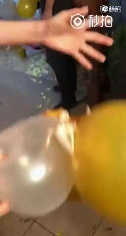 迪丽热巴捏气球