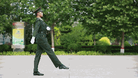 这个国家刚刚大阅兵全体官兵走的是中国式正步