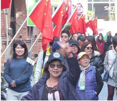 金门升五星红旗庆新年台艺人激动离统一更近了