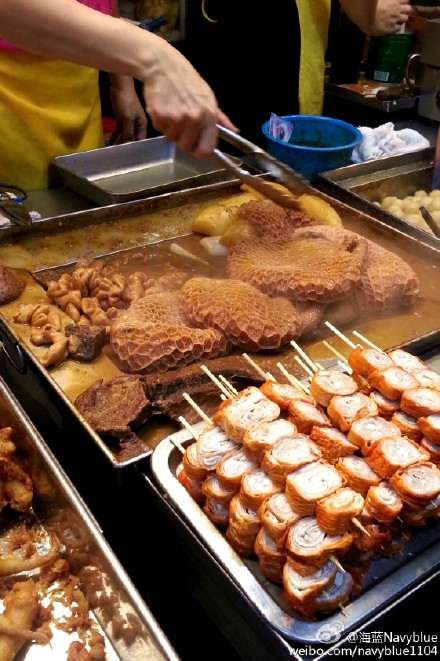 我经常会跑到街头吃一碗地道的潮州牛腩河粉或者来一碟潮州牛杂饭