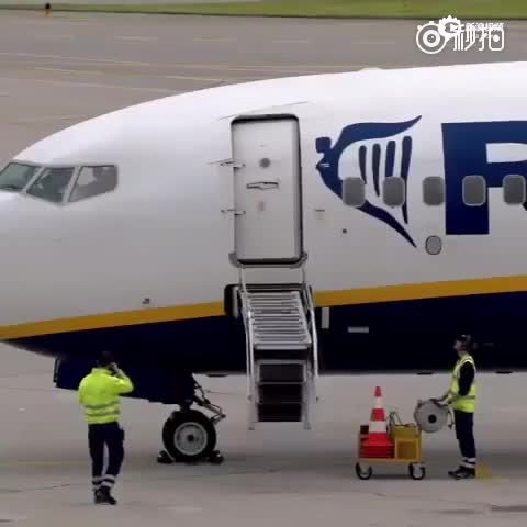 波音737飞机也有自带登机悬梯的:起落架是有多低_手机新浪网