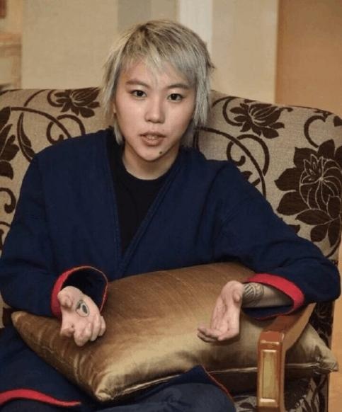 窦靖童为奶奶庆生,眼尖的粉丝却发现了这些