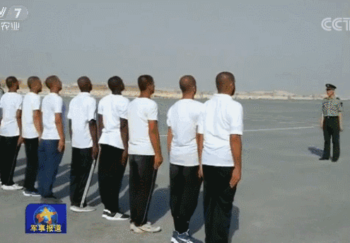 向后转,右起第6位同学 脚跟不稳哦