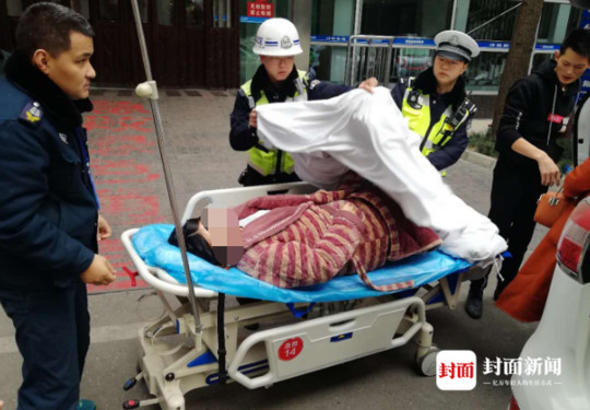12公里路段18个街口绿灯全亮 孕妇突发大出血绵阳交警开生命通道送医