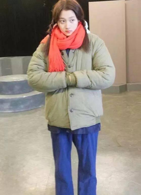 关晓彤机场造型邋遢被吐槽像大妈,与鹿晗相恋后形象全无