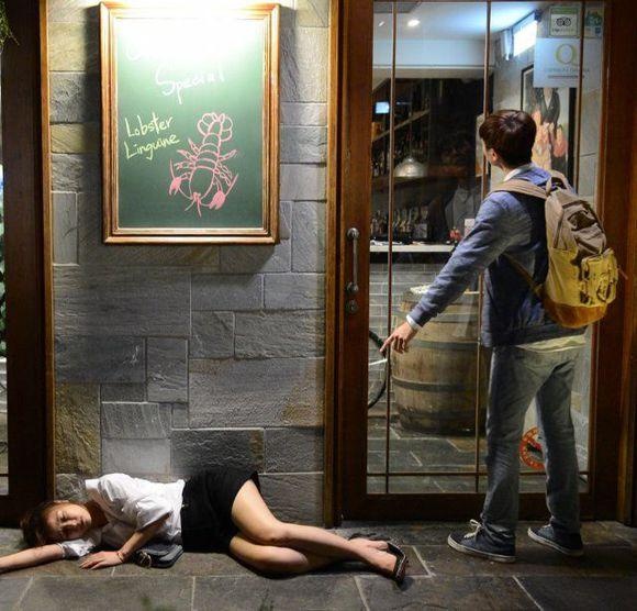 醉酒的林心如开启偶像剧模式,拉着一旁在等师妹的小鲜肉诉起了衷肠