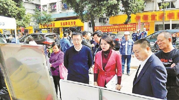 深圳市燃气集团负责人田炎军与住户魏延青沟通交流天然气使用情况.