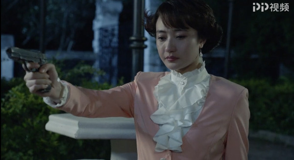 阎娜饰演的宋红玉是《枪口》一剧的绝对女主,将地下工作者不卑不亢,外