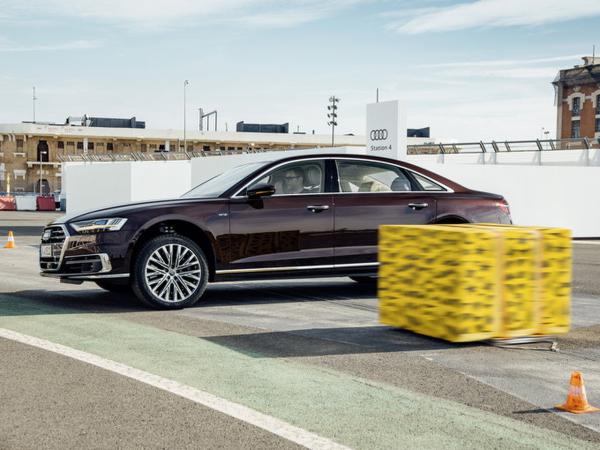 这辆车的智商已经超过你了！实拍全新奥迪A8L