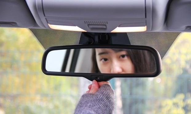 要补妆要弄发型请用化妆镜,这些才是车内后视镜的正确用法-新浪汽车