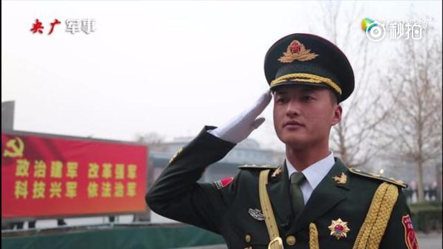 媒体揭秘元旦天安门升旗手郭凤通:为练展旗每天百个俯卧撑_手机新浪网