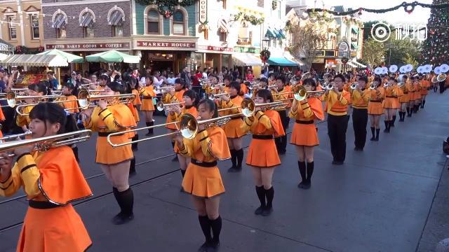 京都橘高校吹奏乐部跨年在美国阿纳海姆迪斯尼的表演 厉害了小姑娘们