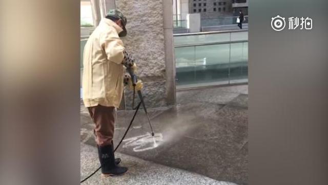 现实版扫地僧！中国美院保洁员用冲地水管写行书