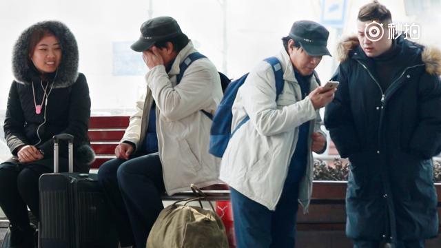 社会实验 在外打工的老人问路人借手机联系儿子,会有人借给他吗?