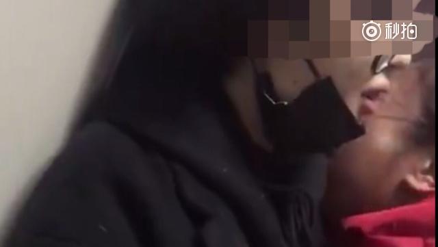 疑索酬不成摔死小狗追踪：当事人派出所内大哭道歉