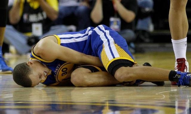 库里又崴脚,还是右脚,这个赛季库里恐怕是废了,心疼小学生