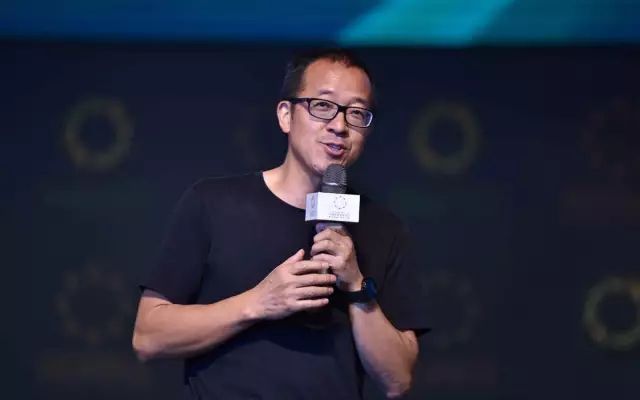 中专毕业后,卢菲菲做过酒店前台,扫过厕所,也遭遇过别人的白眼和不