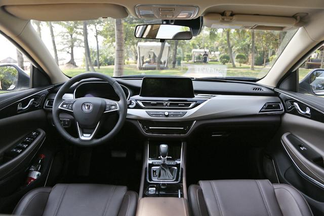 长安汽车颜值新高度 试驾睿骋CC 1.5T