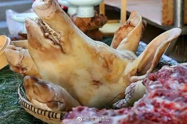 云南德宏人的杀猪饭又称为杀年猪离过年更近了