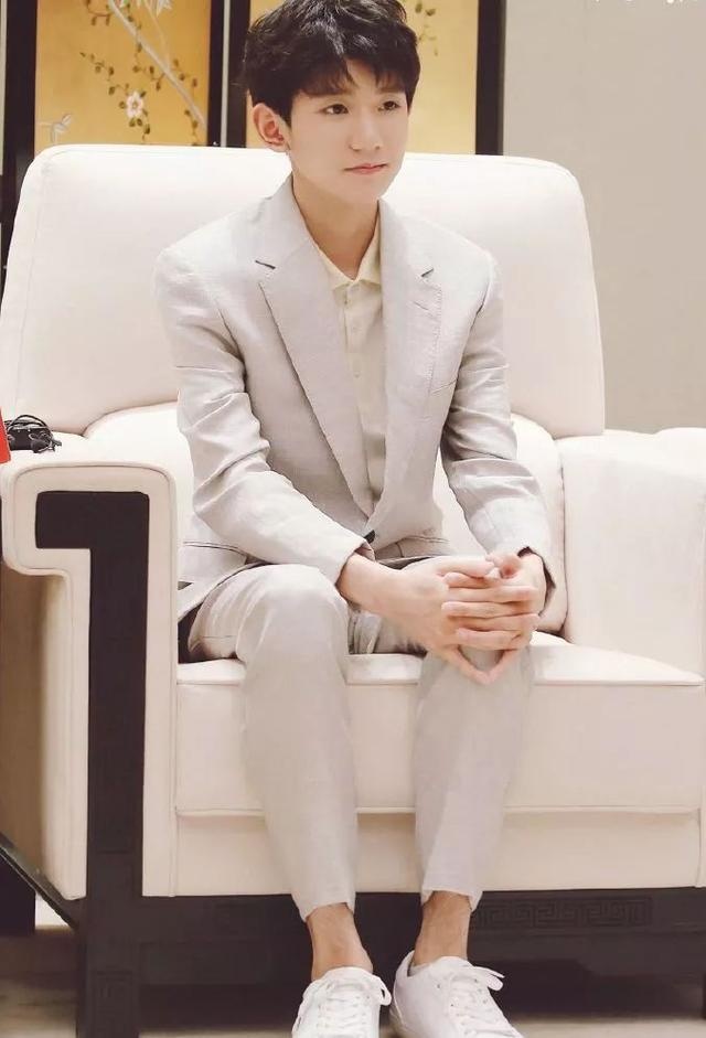 王源,杨洋和郑爽穿白色西装谁更好看?来自颜值的暴击