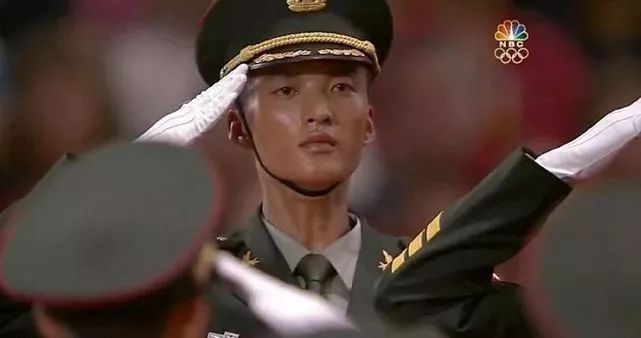 热点专访三军仪仗队国旗手郭凤通用哑铃模拟展旗训练