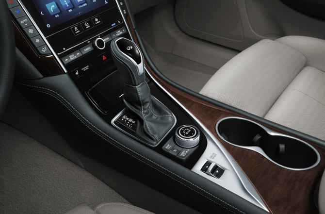 9-全新换挡杆加入镀铬装饰元素