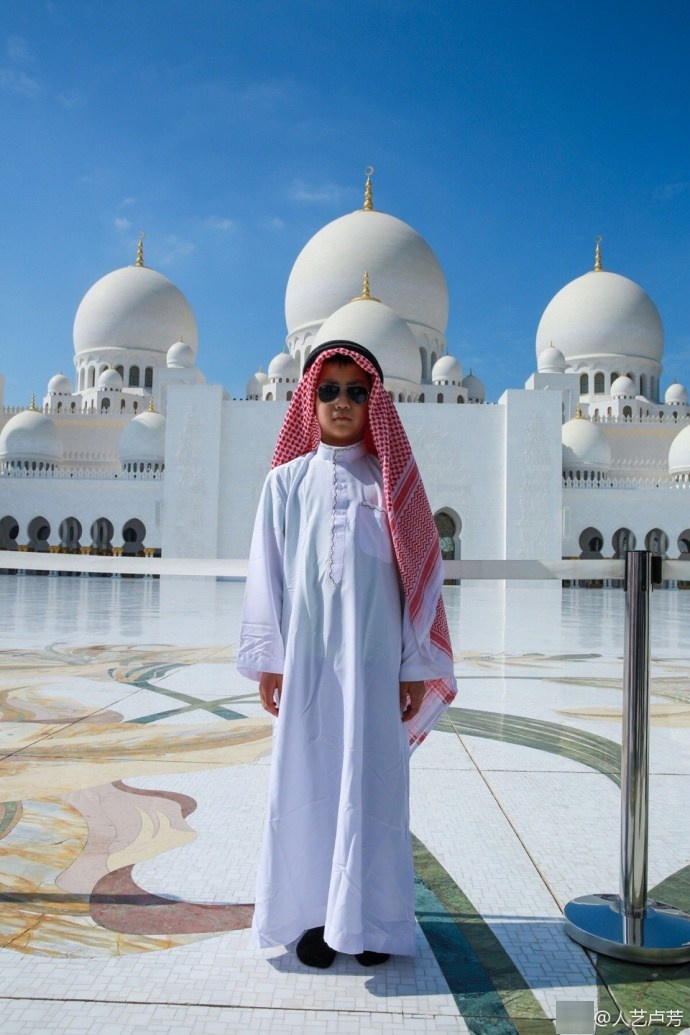 胡军儿子游迪拜,一身当地装扮像迪拜王子