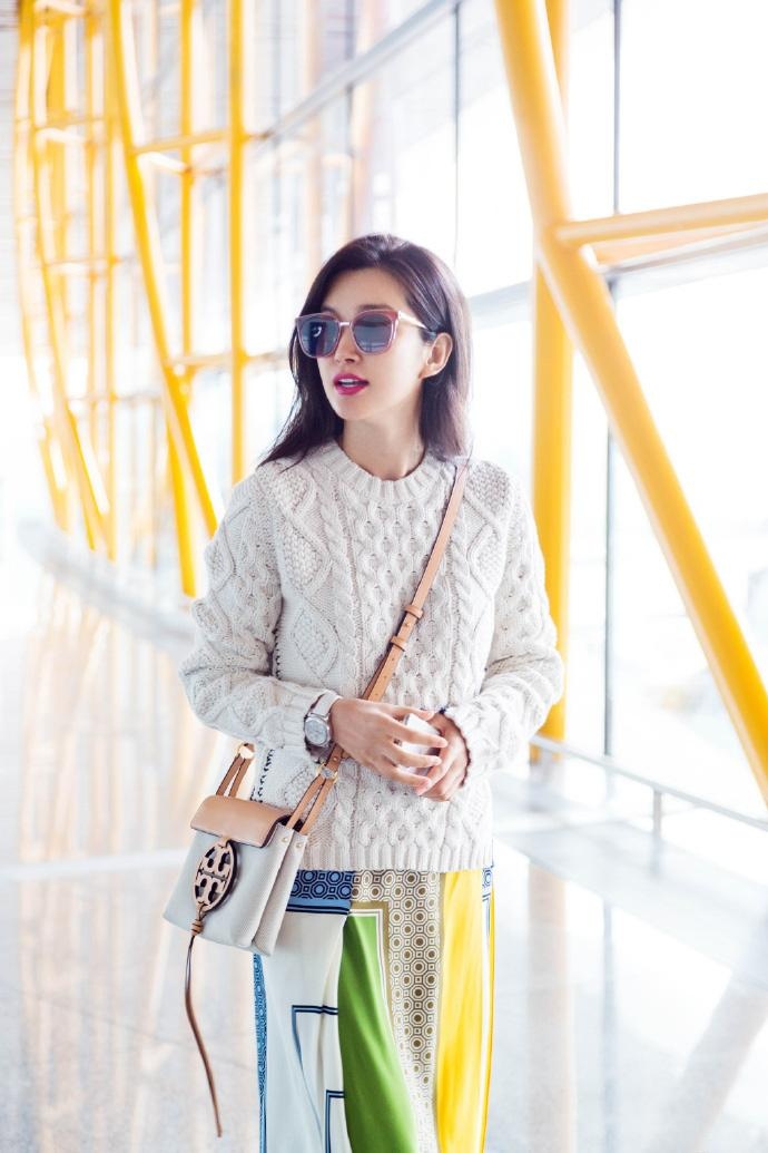 李冰冰在机场演绎 暖色系色调下的早春穿搭