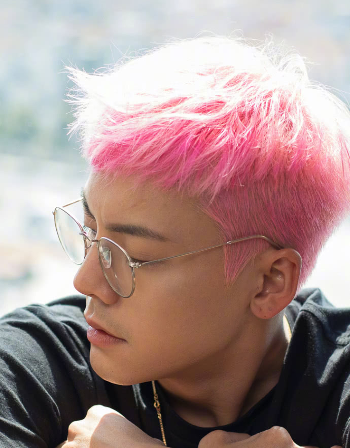 陈伟霆百变发色,这次又解锁了粉色,好看才可以这么任性!