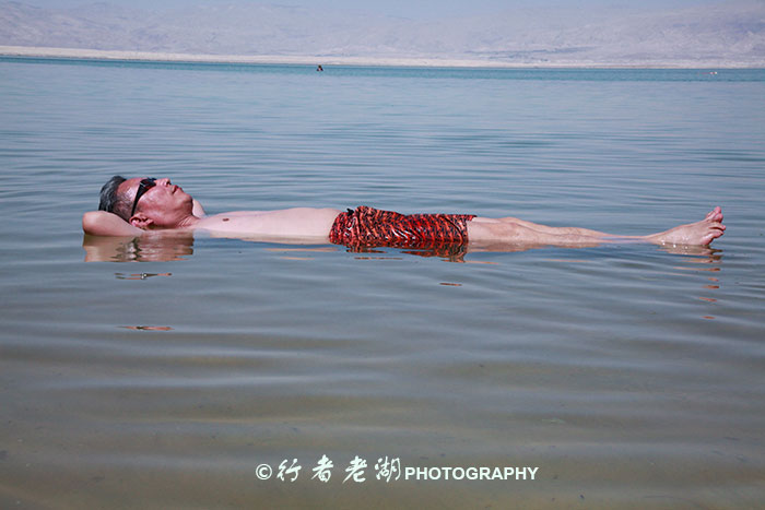 人漂浮在死海的图片图片