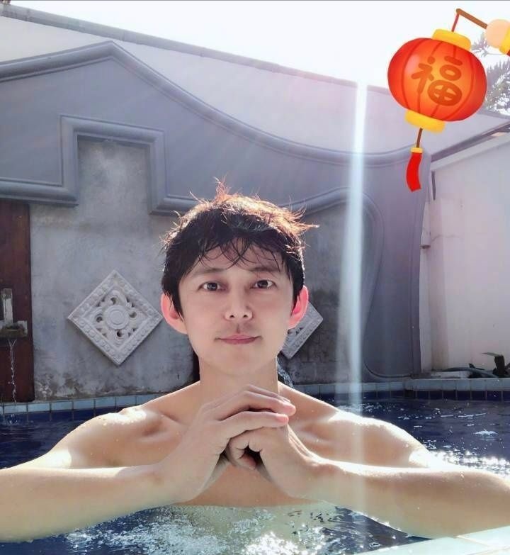 何炅泡温泉大秀身材肌肉丰满,出浴造型却很囧