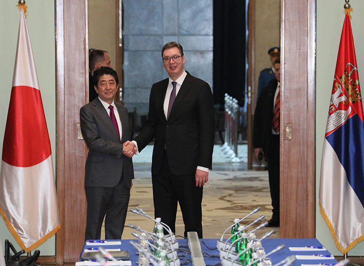 安倍访塞尔维亚 遭遇"巨人"总统