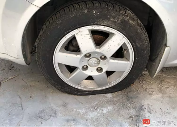 最牛僵尸车挡消防通道 全身被贴满60张禁停符