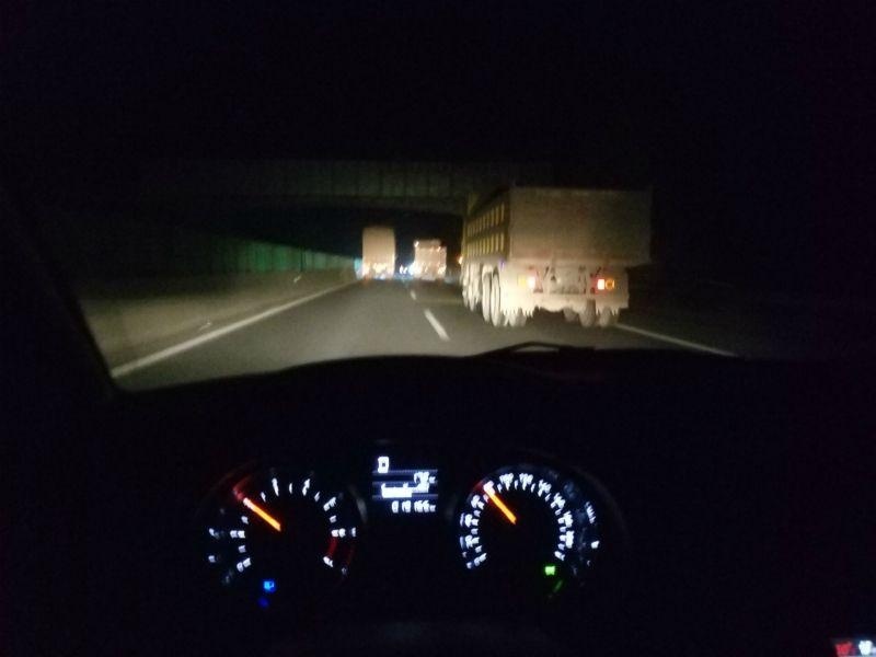 晚上开车驾驶室为什么不开灯?看过这些你就明白了