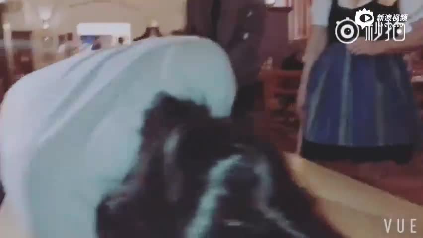 林俊杰喝酒被打屁股 痛到脸部扭曲趴桌上