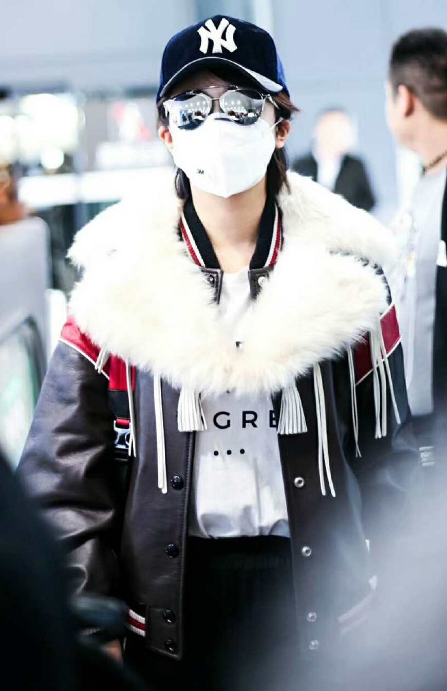 杨紫"全副武装"现身机场,口罩配墨镜酷帅又有型
