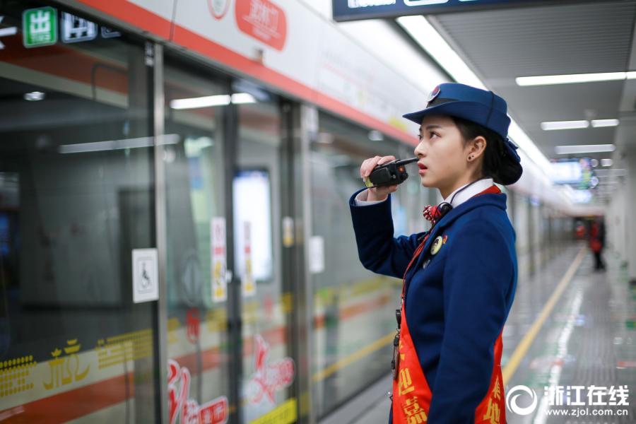 "地铁女神靓照"刷爆杭州朋友圈!称只想好好工作!
