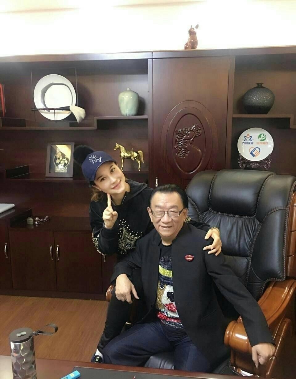侯耀华和另一个女徒弟亲密合影曝光,这比安娜金还漂亮