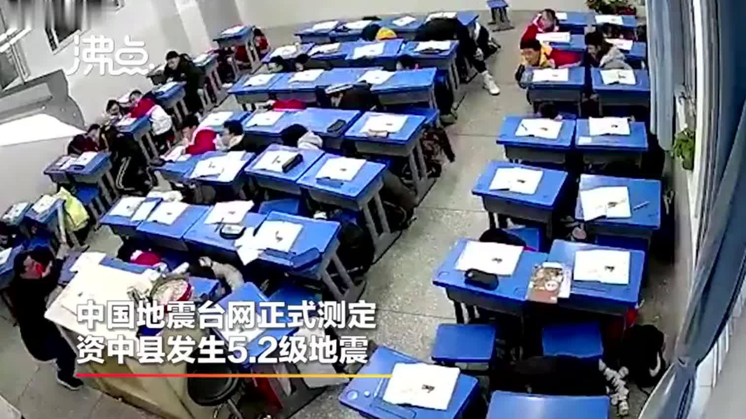 四川地震学生瞬间躲在课桌下 消防:教科书式避难