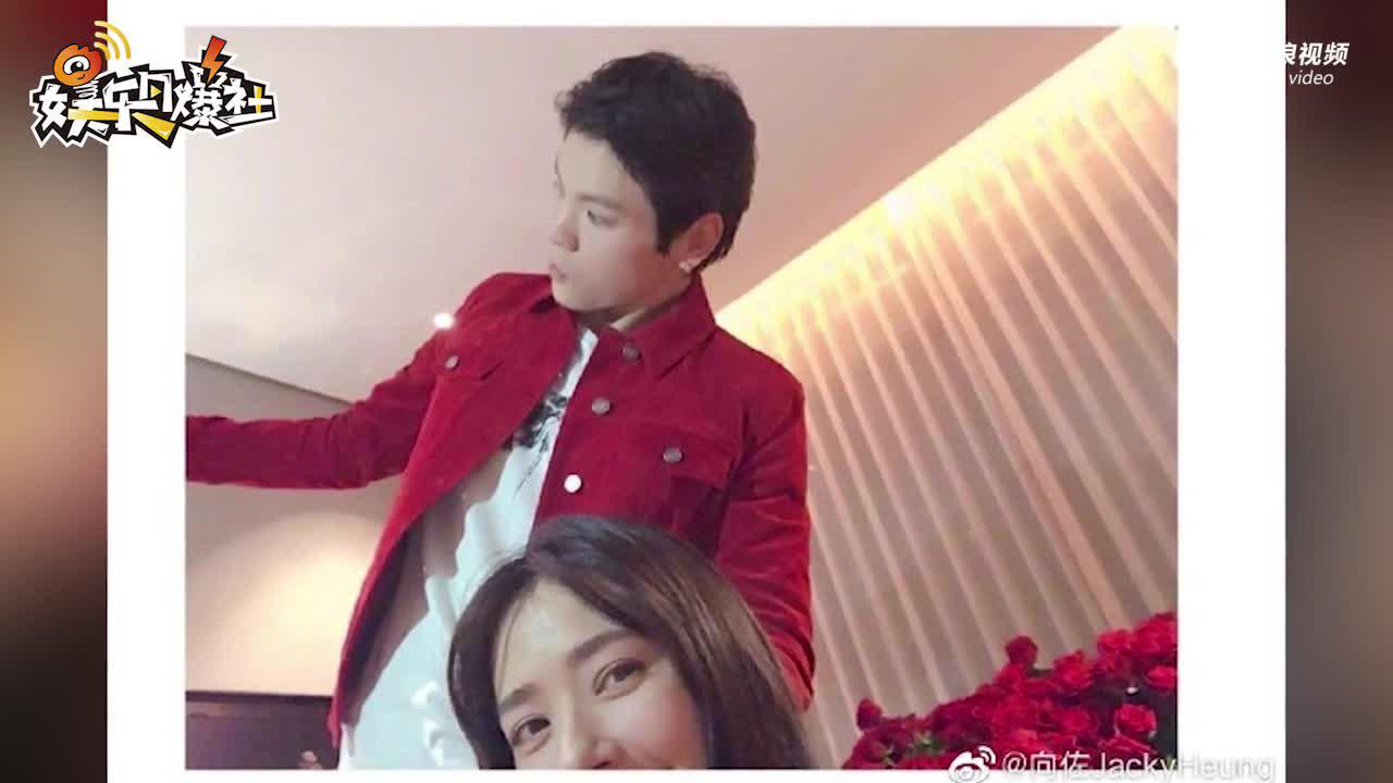 视频:向佐郭碧婷庆祝恋爱一周年坐玫瑰花堆拥